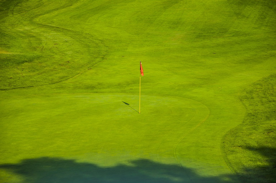 Golf-Green-with-Flag